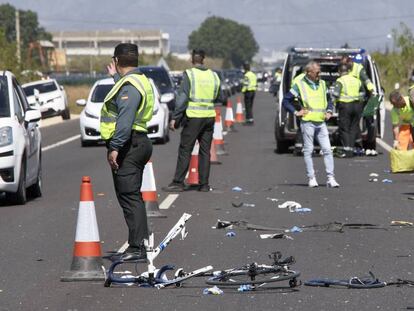 Agents de la Guàrdia Civil i d'emergències en el punt on la conductora d'un turisme ha atropellat a un grup de sis ciclistes.