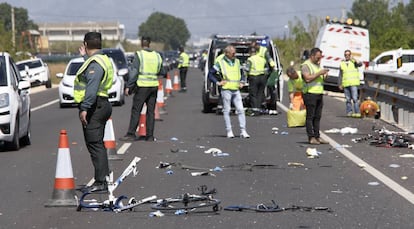 Agents de la Guàrdia Civil i d'emergències en el punt on la conductora d'un turisme ha atropellat a un grup de sis ciclistes.