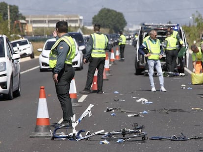 Agents de la Guàrdia Civil i d'emergències en el punt on la conductora d'un turisme ha atropellat a un grup de sis ciclistes.