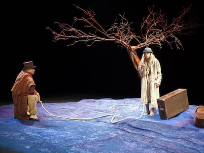 Escena de <i>Esperando a Godot, de</i> Samuel Beckett, dirigida por Joan Ollé en el festival Grec.