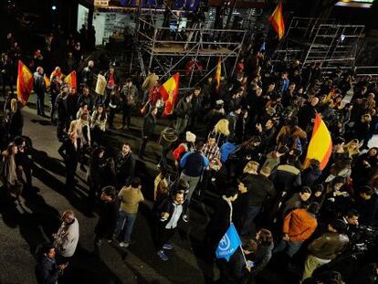 Personas cerca de la sede de G&eacute;nova del Partido Popular durante la noche electoral.