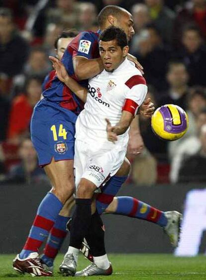 Henry y Alves pugnan por el balón.