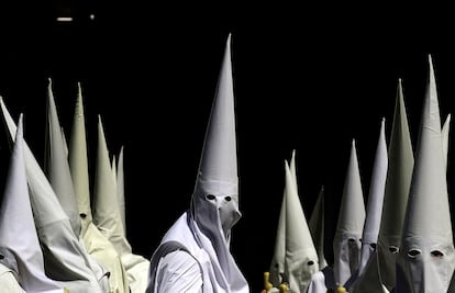 Penitentes de la hermandad de la Paz durante una procesión en Sevilla, el Domingo de Ramos.