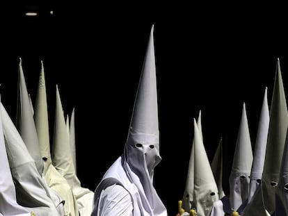 Penitentes de la hermandad de la Paz durante una procesión en Sevilla, el Domingo de Ramos.