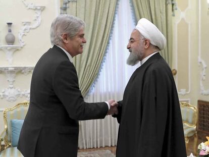 El presidente iran&iacute;, Hassan Rohan&iacute; (derecha), y el ministro de Exteriores espa&ntilde;ol, Alfonso Dastis, este mi&eacute;rcoles en Teher&aacute;n.