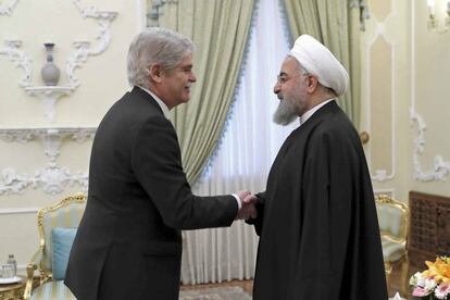 El presidente iran&iacute;, Hassan Rohan&iacute; (derecha), y el ministro de Exteriores espa&ntilde;ol, Alfonso Dastis, este mi&eacute;rcoles en Teher&aacute;n.