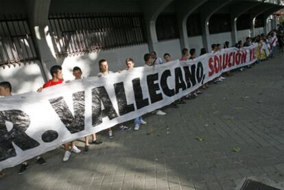 Protesta de aficionados rayistas ayer junto al estadio Teresa Rivero de Vallecas.
