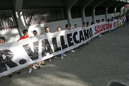 Protesta de aficionados rayistas ayer junto al estadio Teresa Rivero de Vallecas.