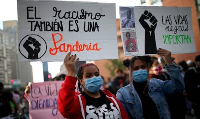 Dos mujeres sostienen pancartas contra el racismo en una de las protestas generadas en todo el mundo tras el asesinato del estadounidense George Floyd a manos de la policía. En Bogotá, Colombia, el 15 de junio de 2020.  