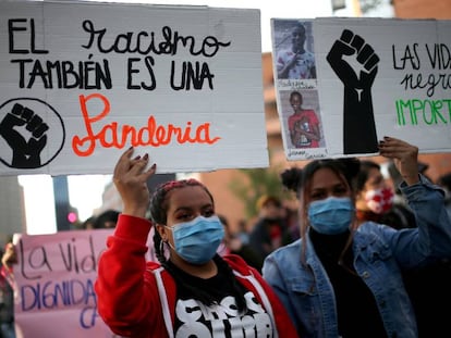 Dos mujeres sostienen pancartas contra el racismo en una de las protestas generadas en todo el mundo tras el asesinato del estadounidense George Floyd a manos de la policía. En Bogotá, Colombia, el 15 de junio de 2020.  