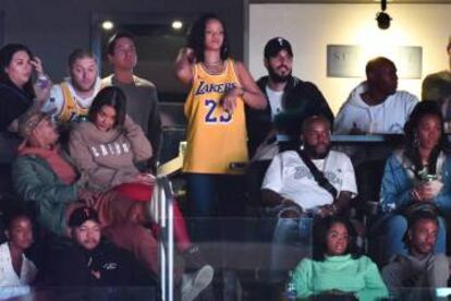 Rihanna, junto a Hassan Jameel. con gorra, en un partido de Los Ángeles Lakers, en Los Ángeles, el pasado 21 de febrero.