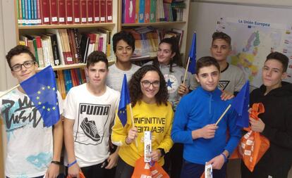 Los alumnos de 4º de secundaria de La Serranía, de Alpuente, convertidos en embajadores de Europa.