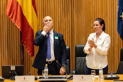 Jesús Muñoz, vicepresidente de ANAVID, y la diputada de Vox Rocío de Meer, durante la presentación de las jornadas.