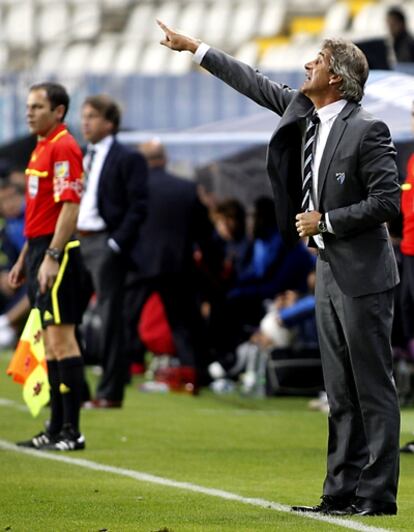 Manuel Pellegrini da órdenes un partido del Málaga.