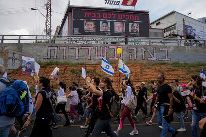 Familiares y amigos de israelíes secuestrados por Hamás, durante su marcha en Tel Aviv, este martes, organizada para exigir a Netanyahu la vuelta de sus seres queridos.