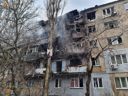 Un edificio residencial tras un ataque ruso, este lunes en Mikolaiv.
