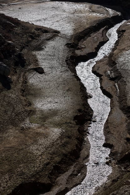 El 'president' ha llamado a la ciudadanía a una lucha conjunta contra la sequía, como ocurrió con la pandemia de la covid: “La crisis climática nos está poniendo a prueba como en la pandemia”, ha añadido. En la imagen, el cauce del río Cardener que confluye en el embalse de Llosa del Cavall (Lleida), este jueves.