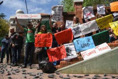 Residentes brasileños protestan contra Temer en Olivos.