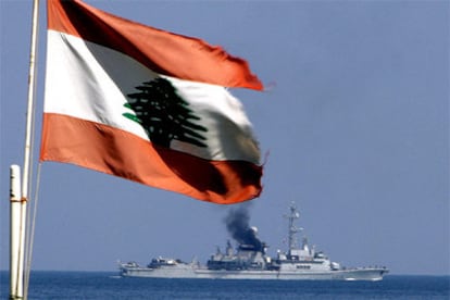 Un barco francés patrulla hoy la costa libanesa frente a Beirut.