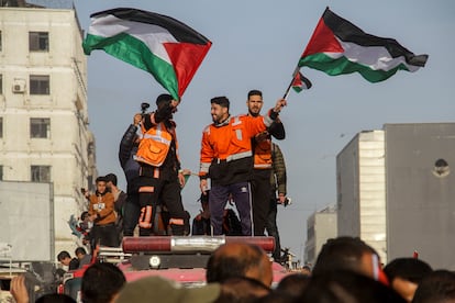 Miembros del servicio de emergencia civil palestino celebran el alto el fuego entre Israel y Hamás, este domingo en la Ciudad de Gaza.