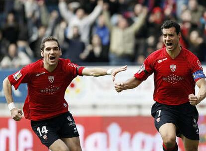 Josetxo y Cruchaga festejan el gol del segundo.