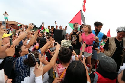 Un dron ataca el barco de la flotilla con ayuda para Gaza en el que viaja Greta Thunberg y provoca un incendio en la cubierta 