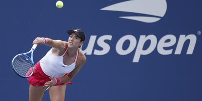 Muguruza sirve durante el partido contra Pironkova en Nueva York. / JASON SZENES (EFE)