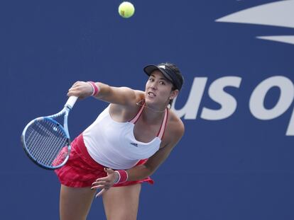 Muguruza sirve durante el partido contra Pironkova en Nueva York. / JASON SZENES (EFE)