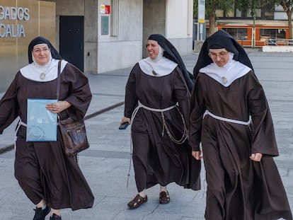La madre superiora del convento de Belorado, Sor Isabel de la Trinidad, y dos monjas del convento, salen del juzgado de Burgos el 31 de mayo.