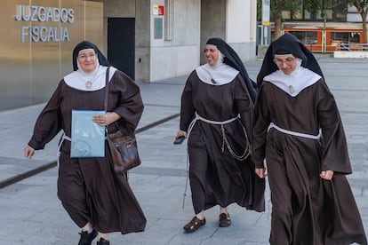 La madre superiora del convento de Belorado, Sor Isabel de la Trinidad, y dos monjas del convento, salen del juzgado de Burgos el 31 de mayo. 