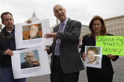 Miembros de SNAP, organización estadounidense de víctimas de abusos sexuales por parte de sacerdotes, durante su protesta en la plaza de San Pedro del Vaticano.