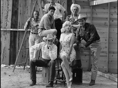 Los protagonistas de Vidas rebeldes. De arriba abajo, y de izquierda a derecha, Henry Miller, Frank Taylor, Eli Wallach, John Huston (director), Montgomery Clift, Marilyn Monroe y Clark Gable.