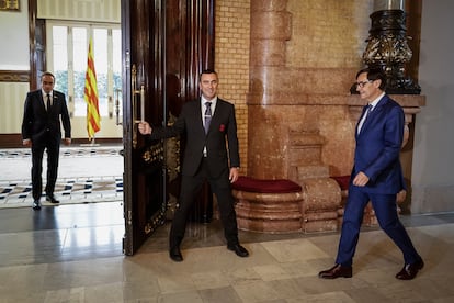 El presidente del Parlament, Josep Rull, recibe en su ronda de consultas al primer secretario del PSC, Salvador Illa.