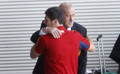 Casillas se abraza con Del Bosque, ayer en Madrid.