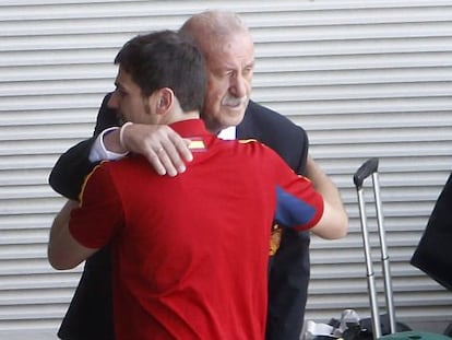 Casillas se abraza con Del Bosque, ayer en Madrid.