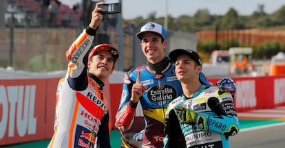 Marc Marquez poses with su hermano Alex Marquez y el campeón de Moto 3 Lorenzo Dalla Porta, este fin de semana pasado en el Circuito de Valencia.