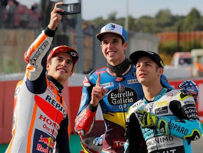 Marc Marquez poses with su hermano Alex Marquez y el campeón de Moto 3 Lorenzo Dalla Porta, este fin de semana pasado en el Circuito de Valencia.