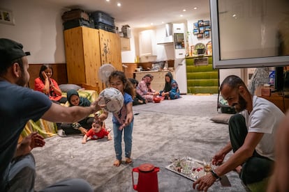 La vida en un país tan diferente al suyo ha hecho que Manzuri y su familia tengan que adaptarse y adoptar costumbres occidentales, además de aprender un nuevo idioma, el alemán. Sin embargo, mantienen sus costumbres y tradiciones afganas. La unión familiar es uno de sus pilares y cada fin de semana se reúnen y disfrutan del tiempo juntos.