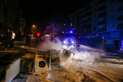 Un bombero extingue algunos de los objetos quemados por manifestantes turcos durante su asalto a negocios y viviendas de refugiados sirios en el distrito de Altindag, en Ankara, el 11 de agosto de 2021.