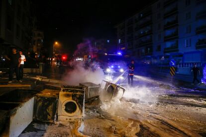 Un bombero extingue algunos de los productos quemados por manifestantes turcos durante su asalto a negocios y viviendas de refugiados sirios en el distrito de Altindag, en Ankara.