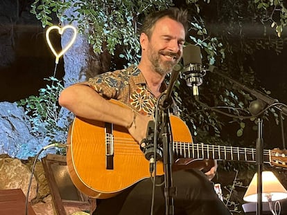 Kevin Johansen, durante su actuación en el festival Starguai en julio.