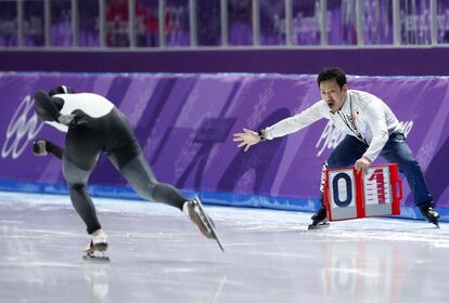 El entrenador japonés Seitaro Ichinohe, a la derecha, anima durante la carrera de patinaje de velocidad de 5.000 metros en Gangneung, el 11 de febrero de 2018.