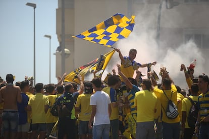 La afición del Cádiz antes del partido.