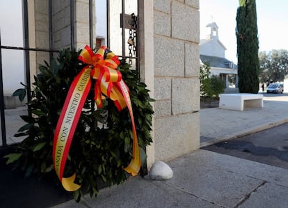 Una corona de flores en el panteón del cementerio de Mingorrubio el pasado viernes.