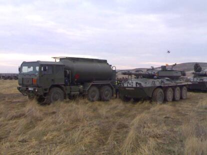 Un camión cisterna similar al siniestrado, junto a un vehículo de combate Centauro.