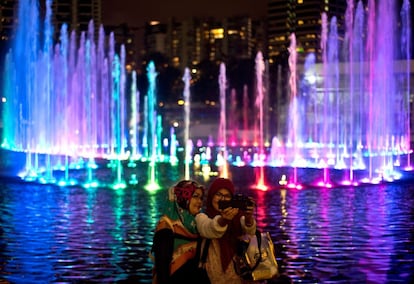 Una fuente de colores ilumina un centro comercial de Kuala Lumpur durante las fiestas navideñas, en Malasia.