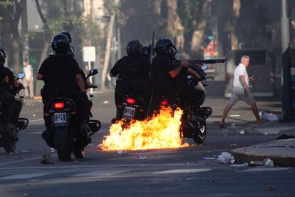 Elementos de la Gendarmería armas menos letales en Argentina