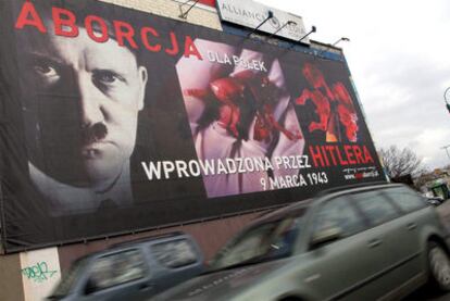 El cartel, que muestra a Hitler junto a varios fetos ensangrentados