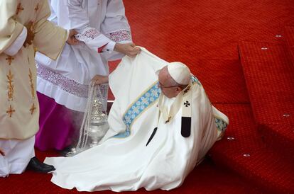 Ayudan al papa Francisco al tropezar y caer por las escaleras, durante la misa que impartió en el monasterio Jasna Gora, en Czestochowa, Polonia, el jueves 28 de julio. 
