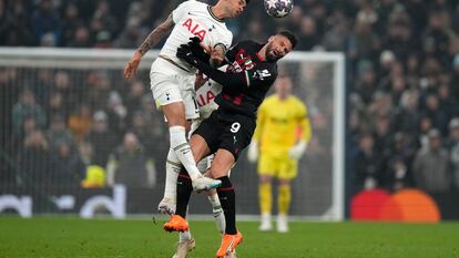 Cristian Romero en una acción con Giroud durante el partido de octavos de final de la Champions entre el Tottenham y el Milan, este miércoles.
